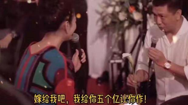 李小冉和老公现身机场！两人曾是多年好友，男方还说给她5个亿作
