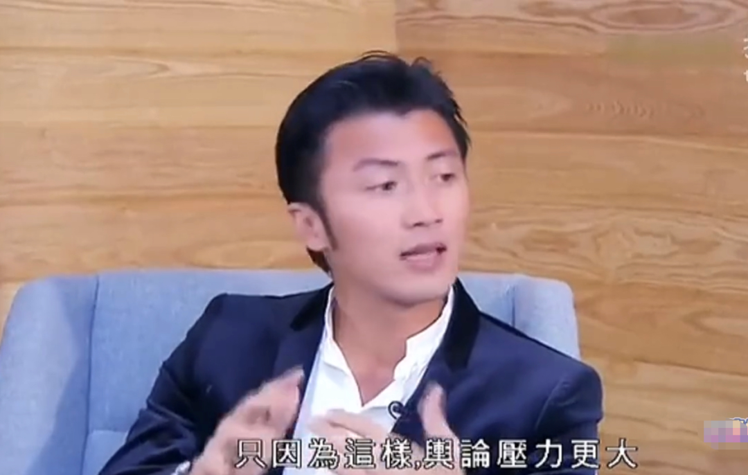 Wang Fei thanks thunderbolt sharp edge to pull hand emersion name occasion, their love already was destined when thanking thunderbolt sharp edge 14 years old