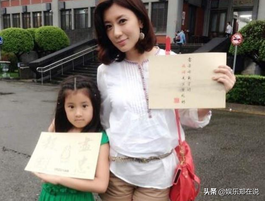 梧桐妹首次和賈靜雯、修傑楷合體拍大片，長腿吸睛，越長越好看了