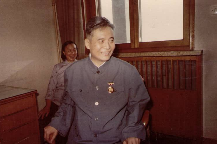1964年重要会议上张爱萍离开，周总理要求检查其口袋：保密无小事