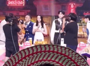 迪丽热巴直播中遇变态男求婚，汪涵及时救场，