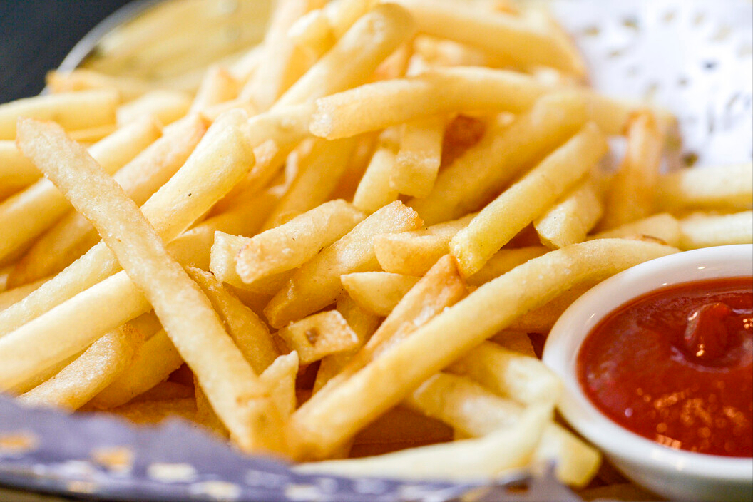 炸薯条有诀窍,炸鸡店员工教你一招,薯条又香又酥脆,凉了也不软