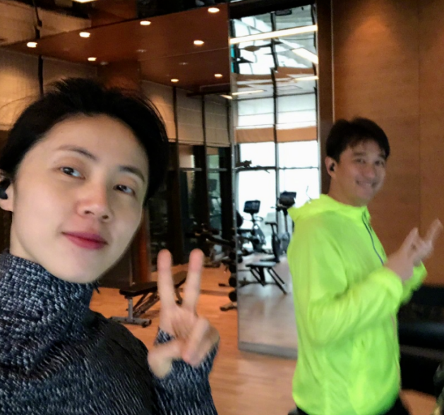 太真实！应采儿庆祝小小春上学，摇头晃脑演绎神兽归笼最亢奋妈妈