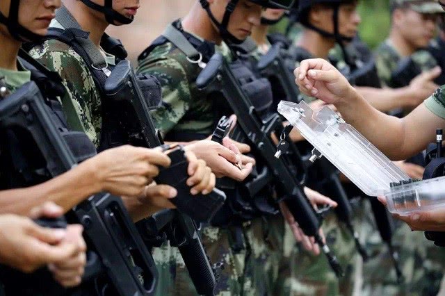 士兵换完弹匣会丢掉吗？老兵：里面还有一颗子弹怎么扔？