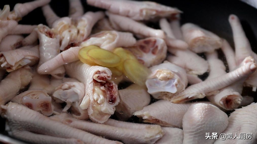 这是鸡爪的新做法，配上一点酸菜，开胃下饭，酥烂脱骨