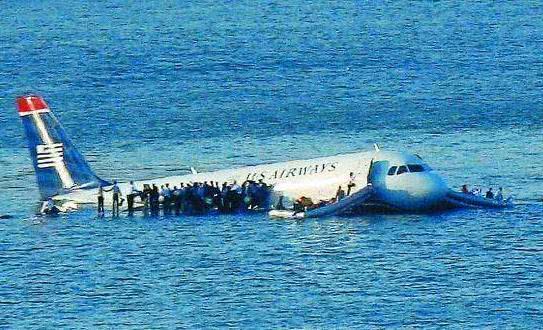 飞行员故意关闭发动机，飞机直接坠向大西洋，