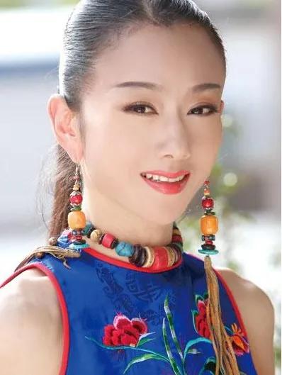“千手观音”邰丽华2岁失聪，儿子健全老公宠爱，人美心善有好报