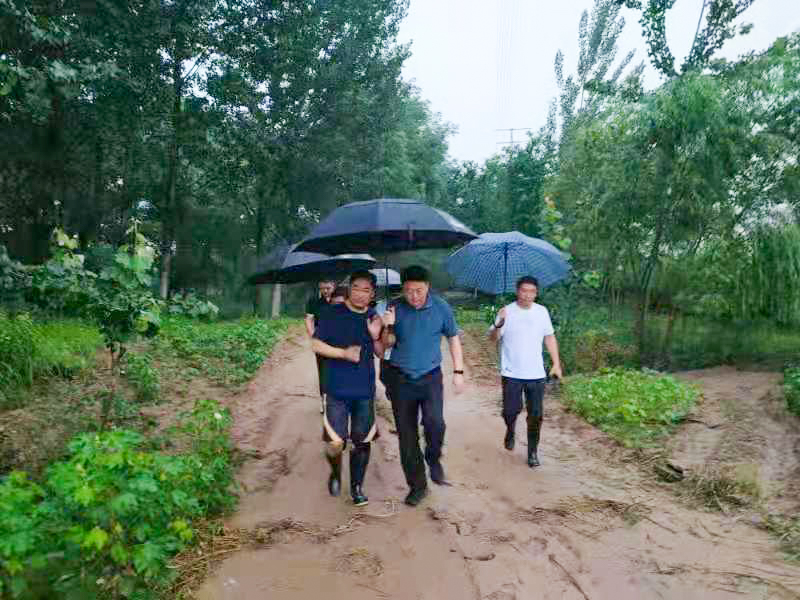 济南新材料产业园区管委会主任韩利师检查防汛值班值守工作