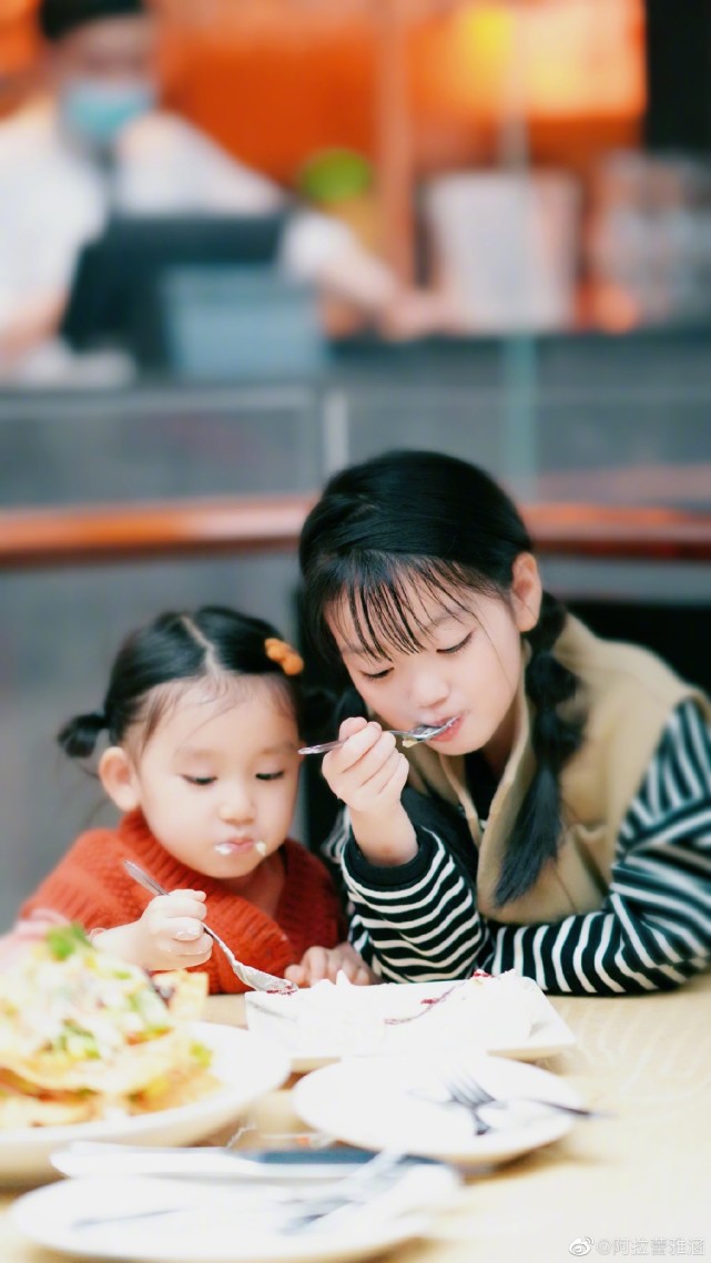 阿拉蕾的妈妈晒女儿日常，两个女儿越长越像，分食蛋糕超有爱