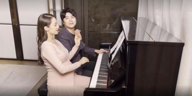 吉娜挺九個月孕肚彈琴，郎朗貼心拍照，夫妻倆為寶寶做胎教超甜蜜