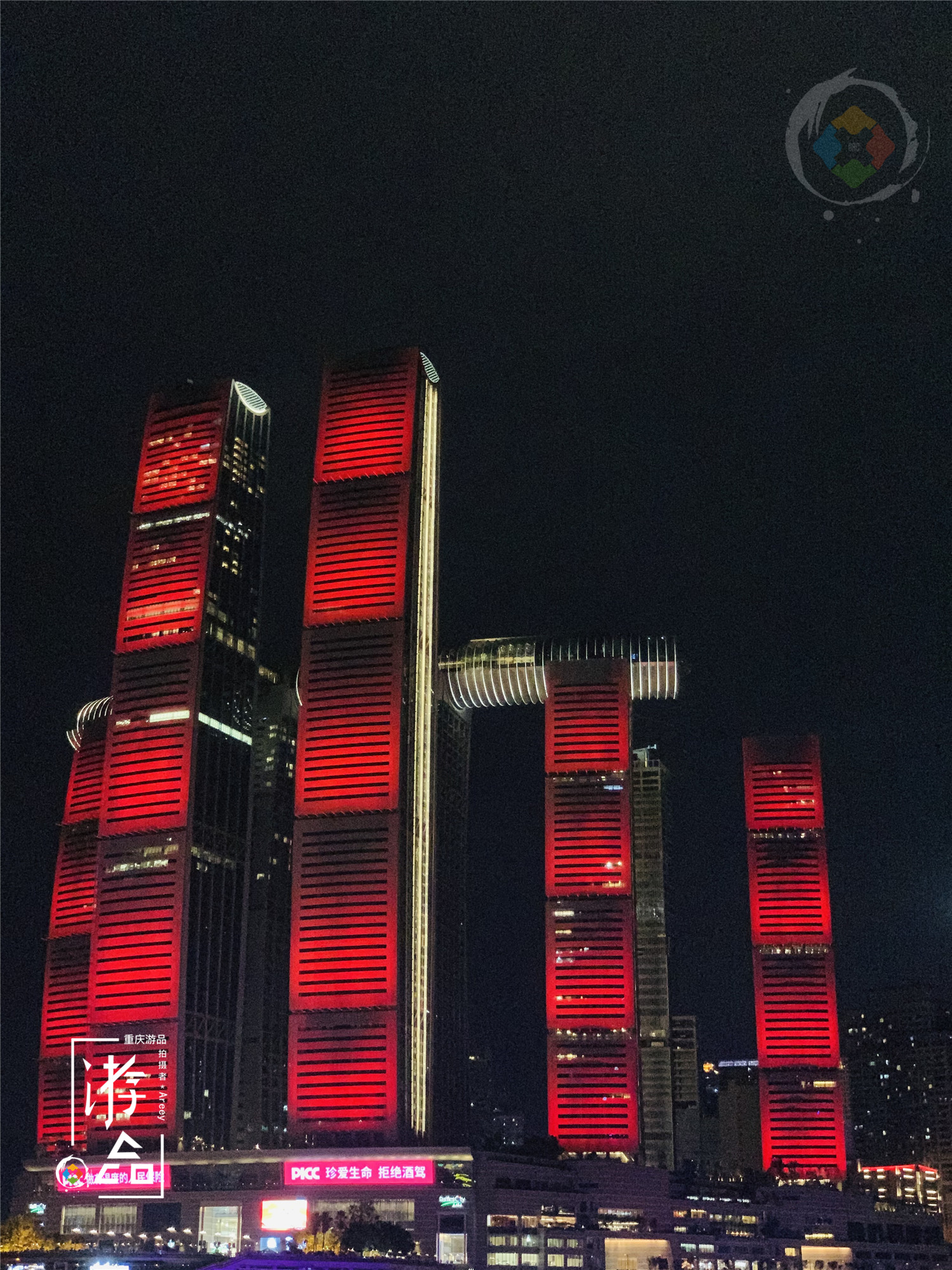 重庆黄金游轮有多豪华？内部一片金碧辉煌，高级自助餐随便吃