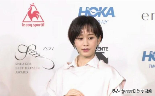 她在离婚报道后首次露面，手上已无婚戒