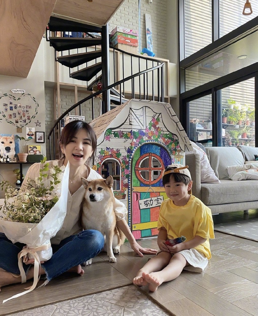 40岁Ella晒全家福庆生，与老公嘟嘴卖萌，儿子劲宝秀气如女生