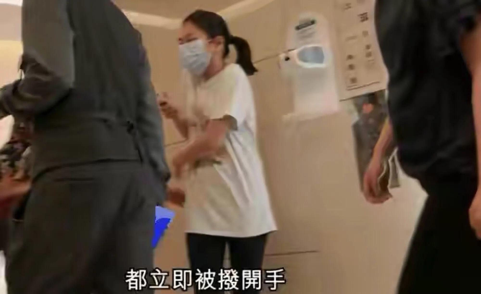 關詠荷和女兒手牽手逛街感情好，14歲張童模樣清秀甜美像媽媽