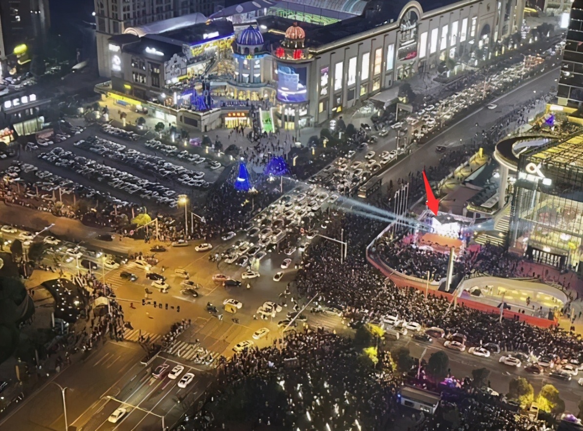 張韶涵露天商演致交通癱瘓，歌唱一半被強行拉走，向觀眾鞠躬道歉