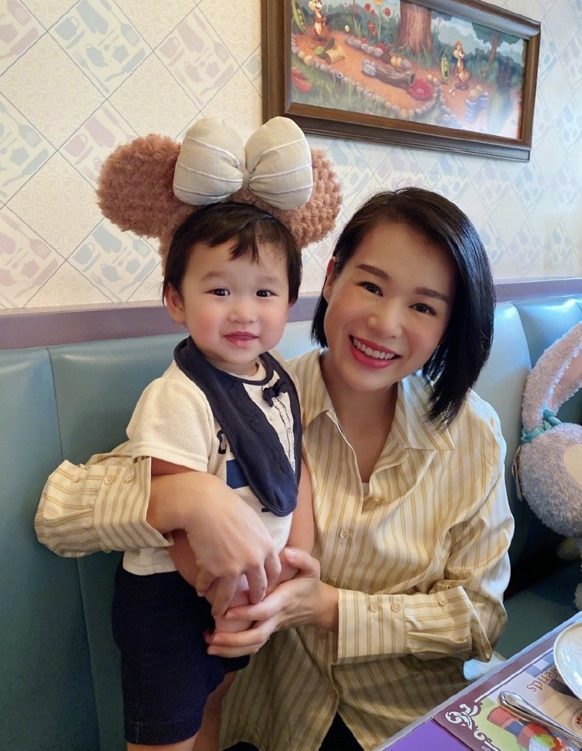 胡杏儿带娃打卡迪士尼，戴发箍凹造型少女感十足，儿子乖巧呆萌