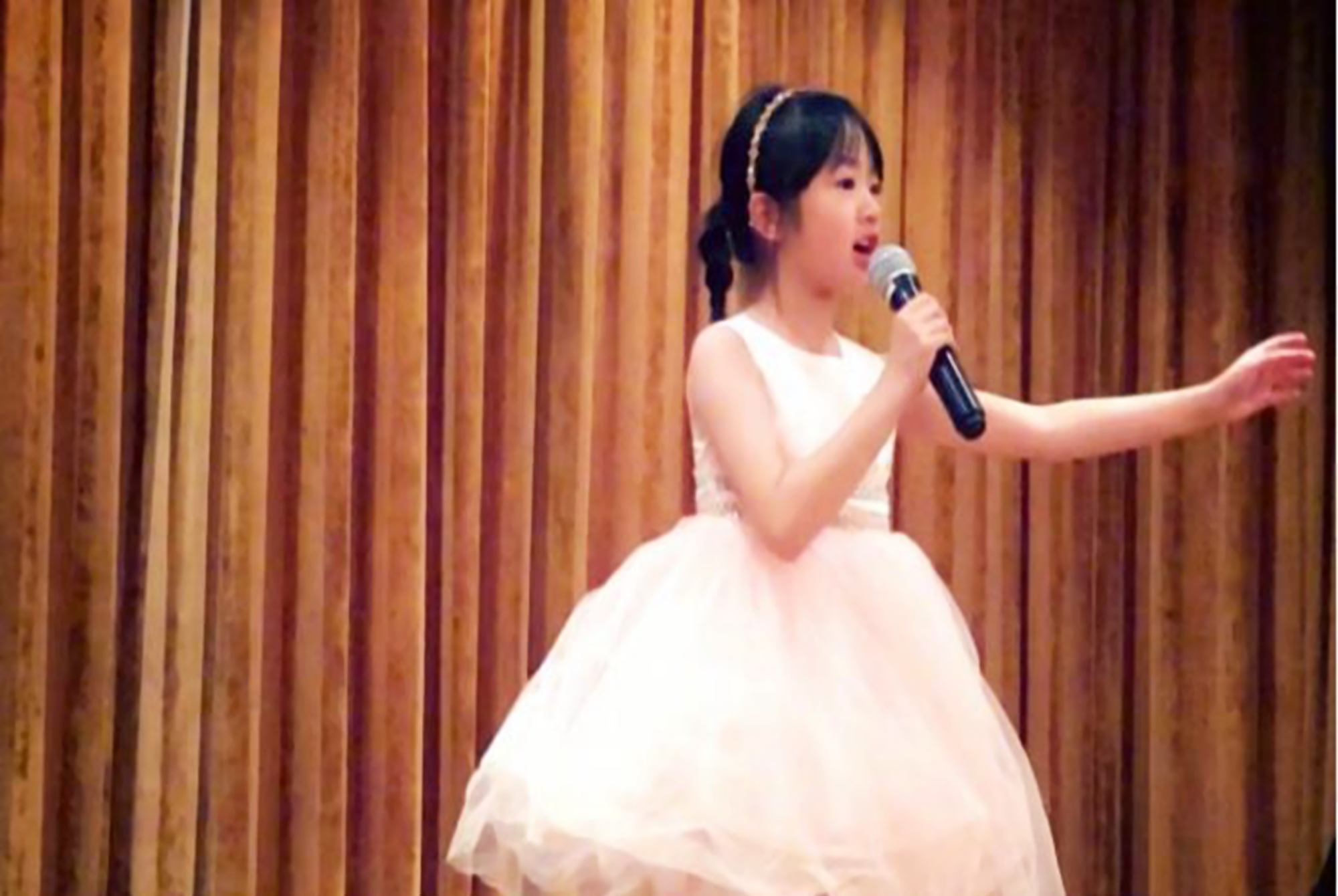 有一種“優秀”叫吳尊女兒，在文萊國慶節登台演奏，家庭教育很贊