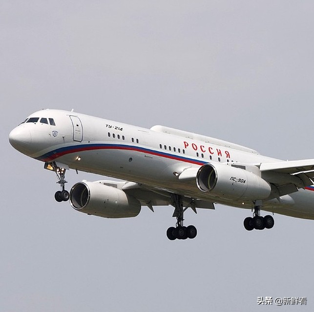 普京的“空軍1號(hào)”飛機(jī)，總統(tǒng)嫌棄舊內(nèi)飾改裝，專機(jī)空姐啥樣？