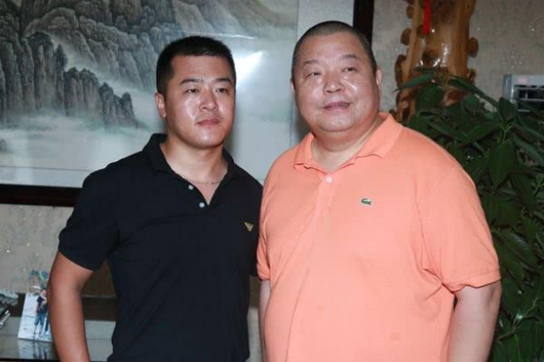 开酒吧,因为朋友众多,而臧天朔又对朋友喝酒免单