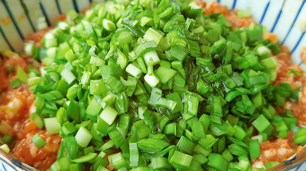 春天要多吃韭菜，用來做鍋貼，好吃有訣竅，個個酥脆鮮嫩，真解饞