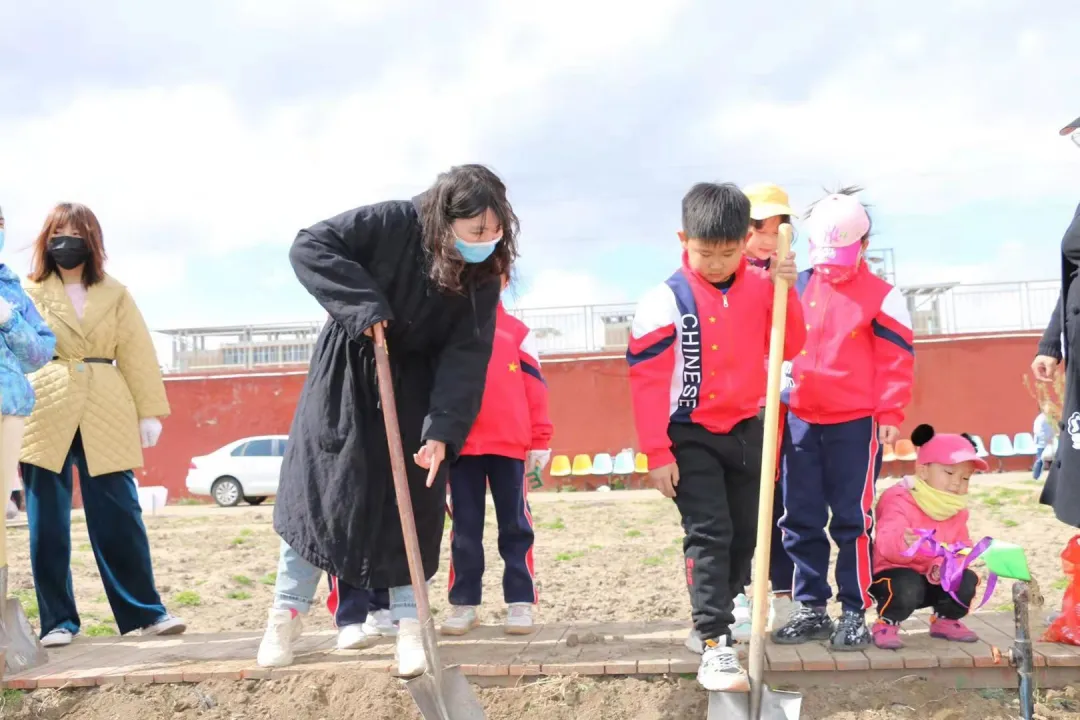 大学路小学滨河校区劳动实践课开课啦(图4)