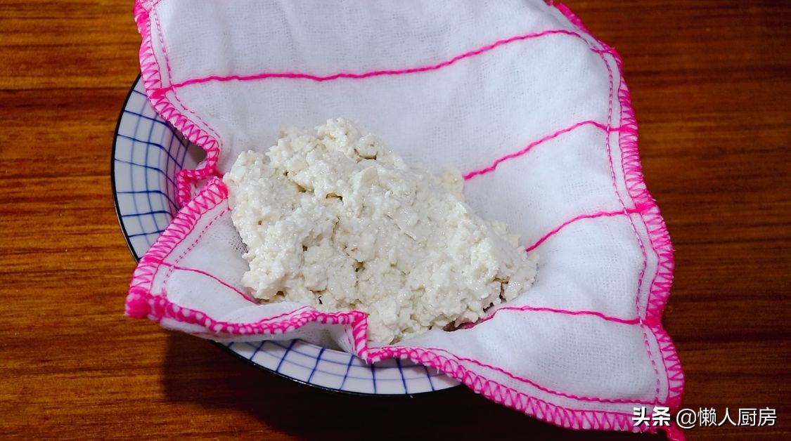 豆腐不用切，擠掉水分，比紅燒的豆腐更好吃，外脆里嫩