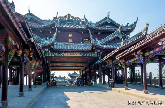 Want to live full of fun, don’t you have to travel to the ancient town and see the picturesque scenery?