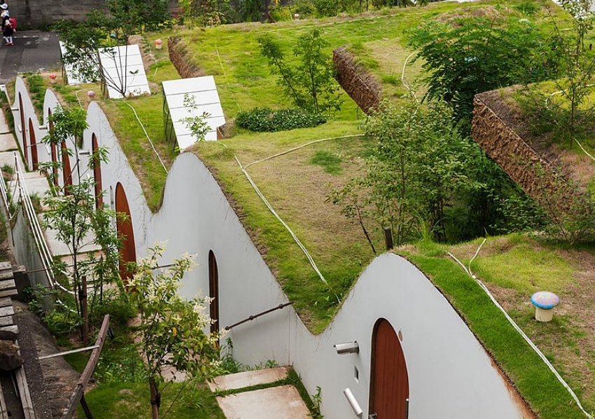 這是日本�窯洞房�，嵌入山體打造梯田式集合住宅，庭院搬屋頂上