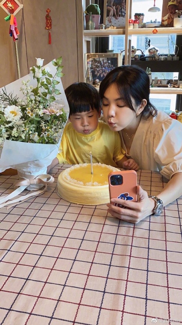 陈嘉桦晒全家福庆40岁生日，与老公儿子摆同款表情，画面超温馨