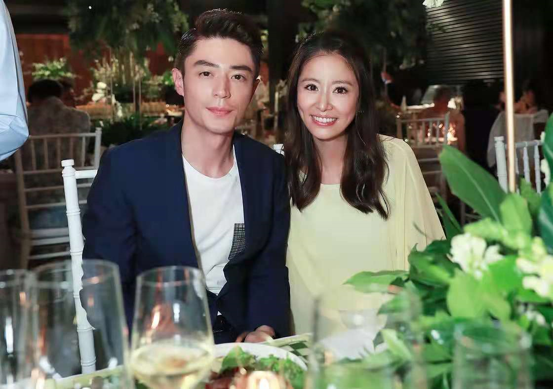 林心如晒硕士毕业照冻龄如20岁，自曝未完成论文，获颁杰出表现奖