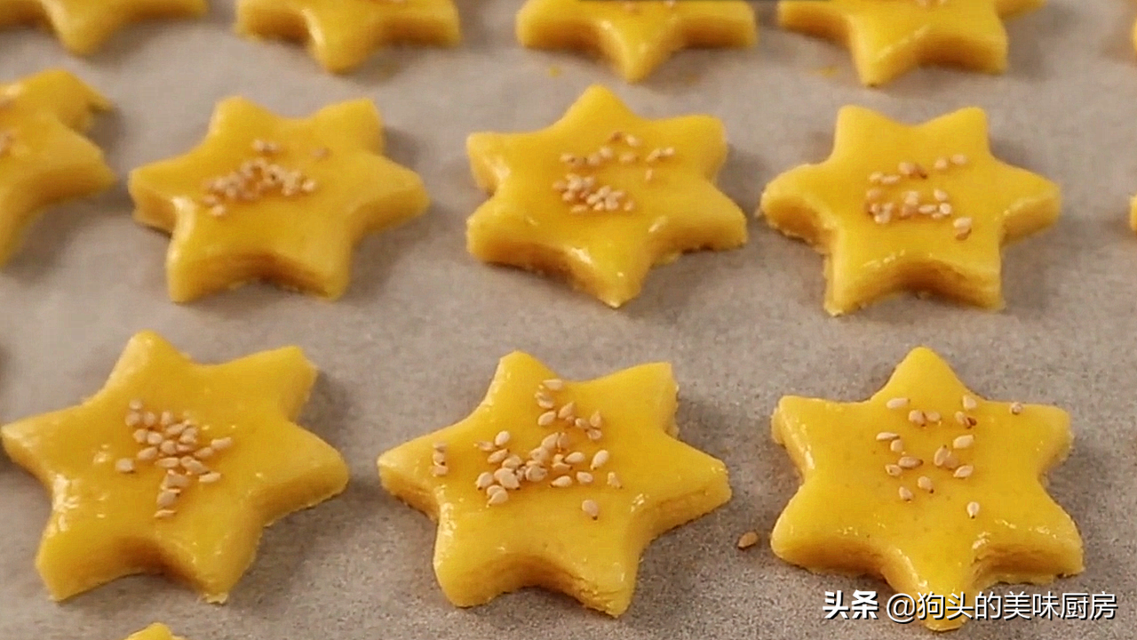 家里有面粉不要做馒头了，加点玉米面进去，蓬松酥脆，一口酥掉渣