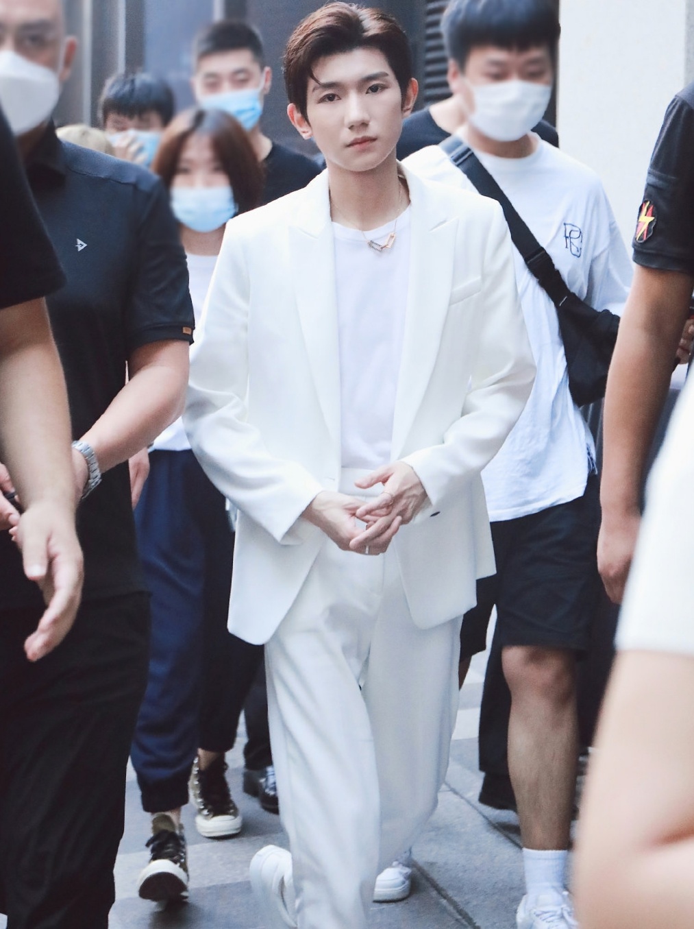 王源变身男子汉，穿白色西装套装高级时尚，颜值无可挑剔