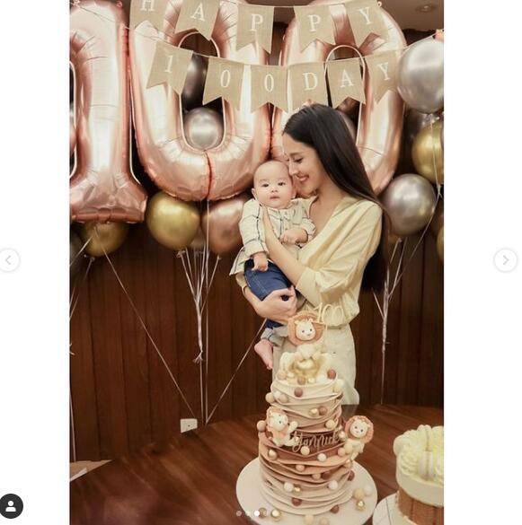 郑嘉颖一家四口拍全家福过节，四个月弟弟眼睛比哥哥还大颜值超高