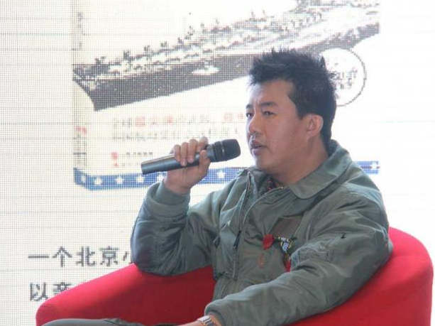 北京男子在美航母服役4年，回国见辽宁舰后，一