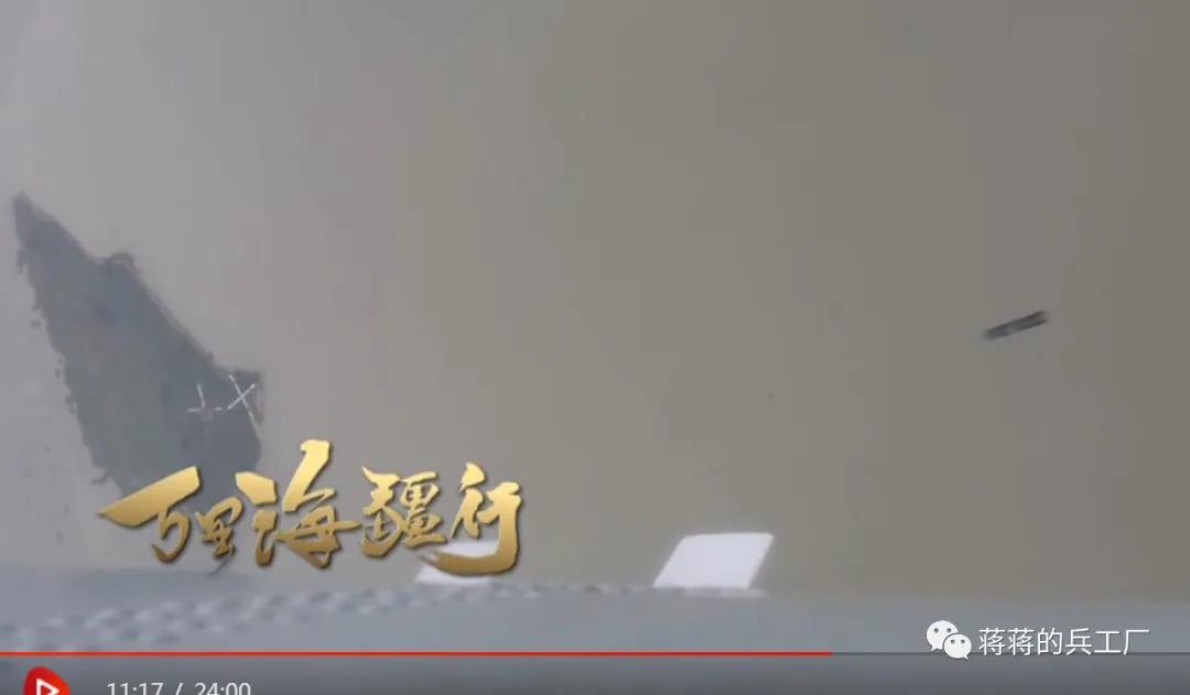 空潜200巡逻机空投航空自导深弹和声呐浮标抓潜艇，数量众多