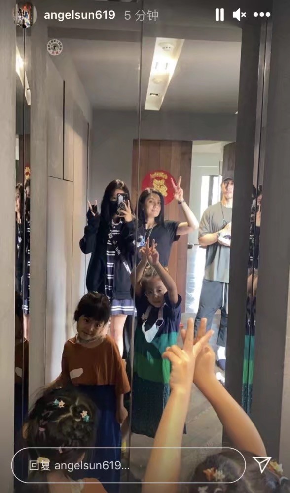 賈靜雯的家，設計時尚又實用，客廳簡直是孩子的天堂