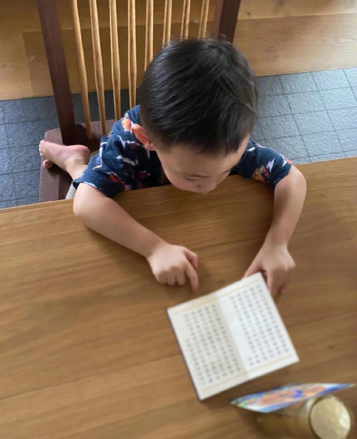 余文樂2歲兒子看書識字，小初見留著爸爸同款髮型，一臉用功萌翻