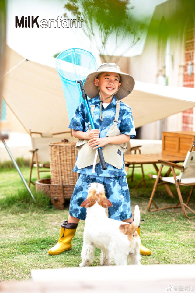 应采儿陪儿子拍大片，亲自指导还跪地帮整理衣服，Jasper乖巧配合