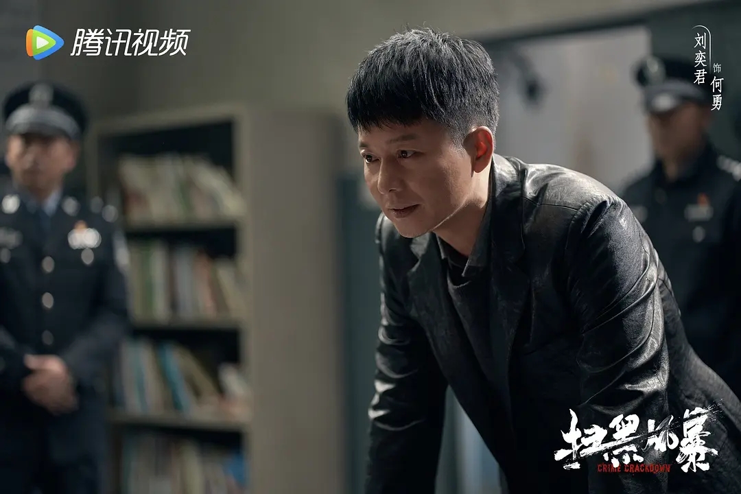 年度爆款预定！《扫黑风暴》开播大获好评，孙红雷张艺兴演技炸裂