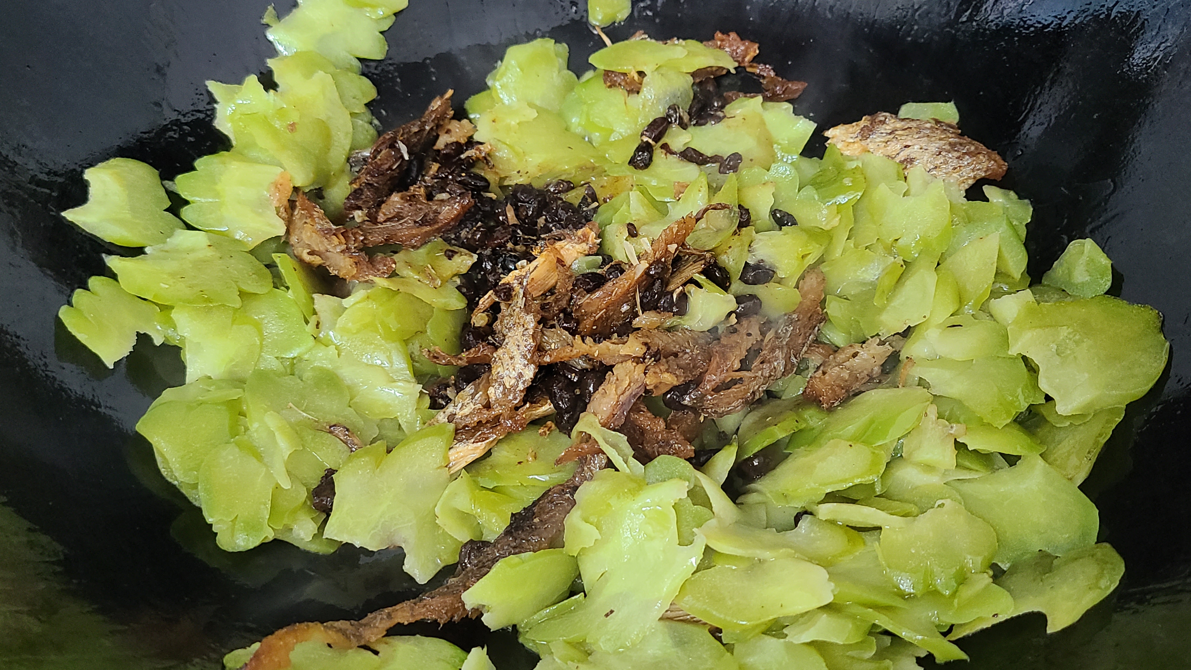 豆豉鲮鱼炒苦瓜，广东人夏天经常吃的家常菜，下饭又好吃