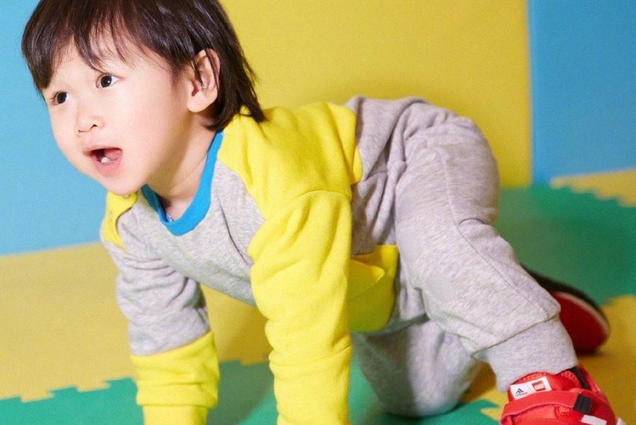 胡杏儿带小儿子玩游乐场，1岁半李奕霖痞帅大气，比哥哥有明星相