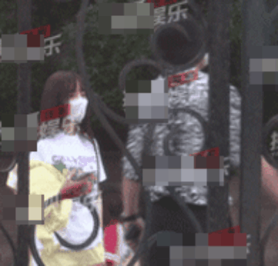 贾乃亮李小璐离婚后首同框“保持距离”：已成最熟悉的陌生人