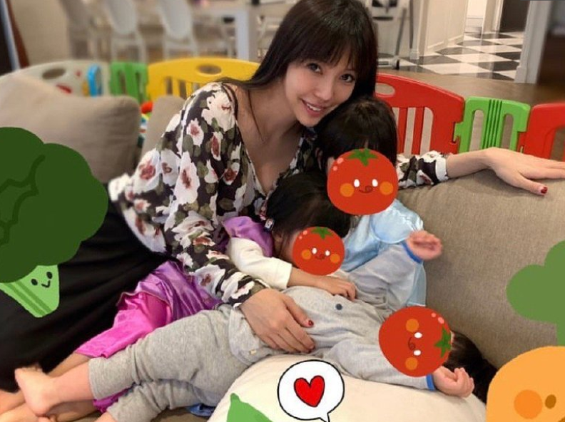 王力宏太太才34岁就生下3个孩子，还都坚持母乳喂养，母爱真伟大