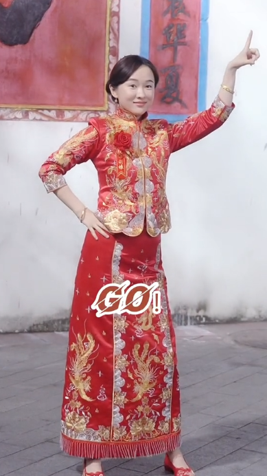 怀孕？霍思燕穿喜服跳舞小腹微隆，身形丰腴圆润，杜江闭眼夸老婆
