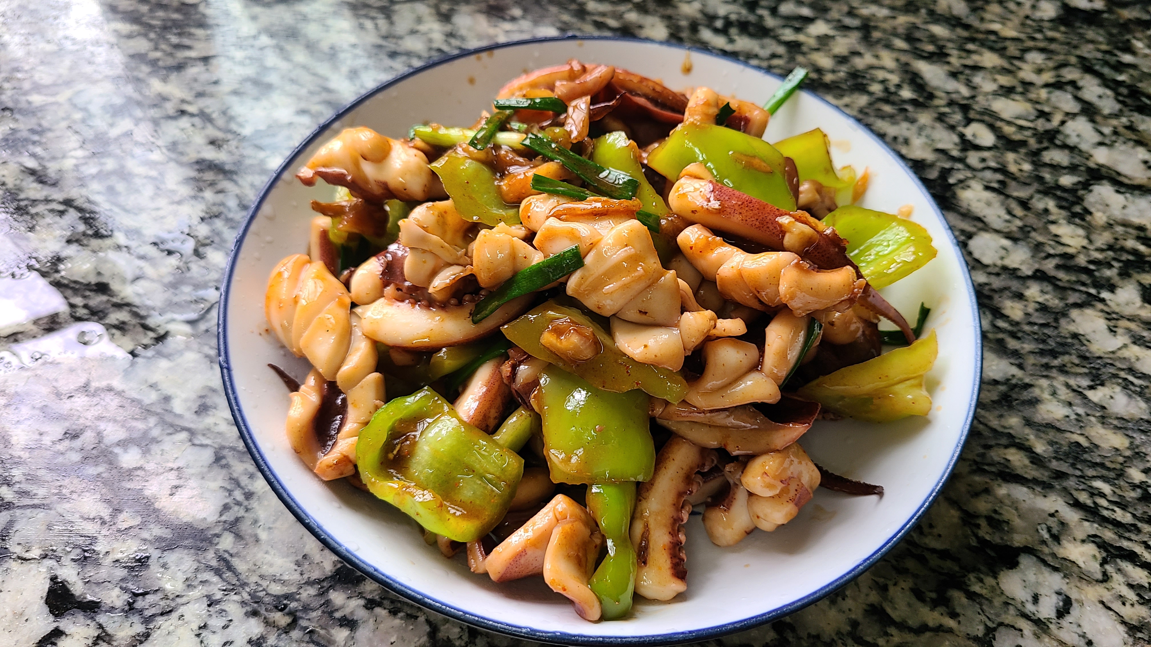 椒盐鱿鱼，是我家经常吃的一道美味家常菜，10分钟就能做好