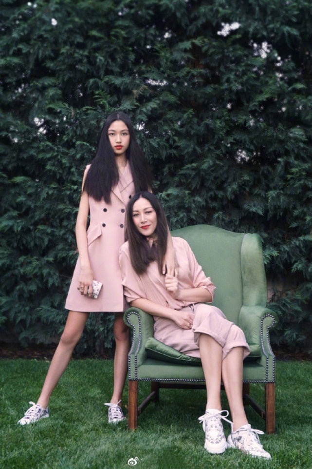 任达华15岁女儿近照，近1米8身高腿长赶超妈妈，蛮腰仅一把粗