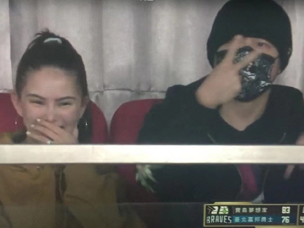 周杰倫攜嬌妻看球賽，昆凌笑容嬌羞摀嘴秀鑽戒，夫妻恩愛可見一斑