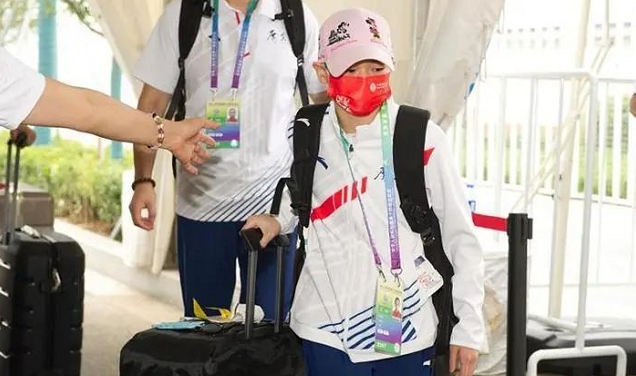 曝全红婵回母校！与家人在市区中秋节团圆，家乡变化太大了