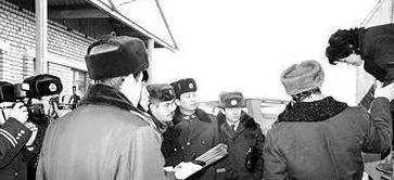 中俄列车被劫，请俄方黑帮出面，100人被捕，竟