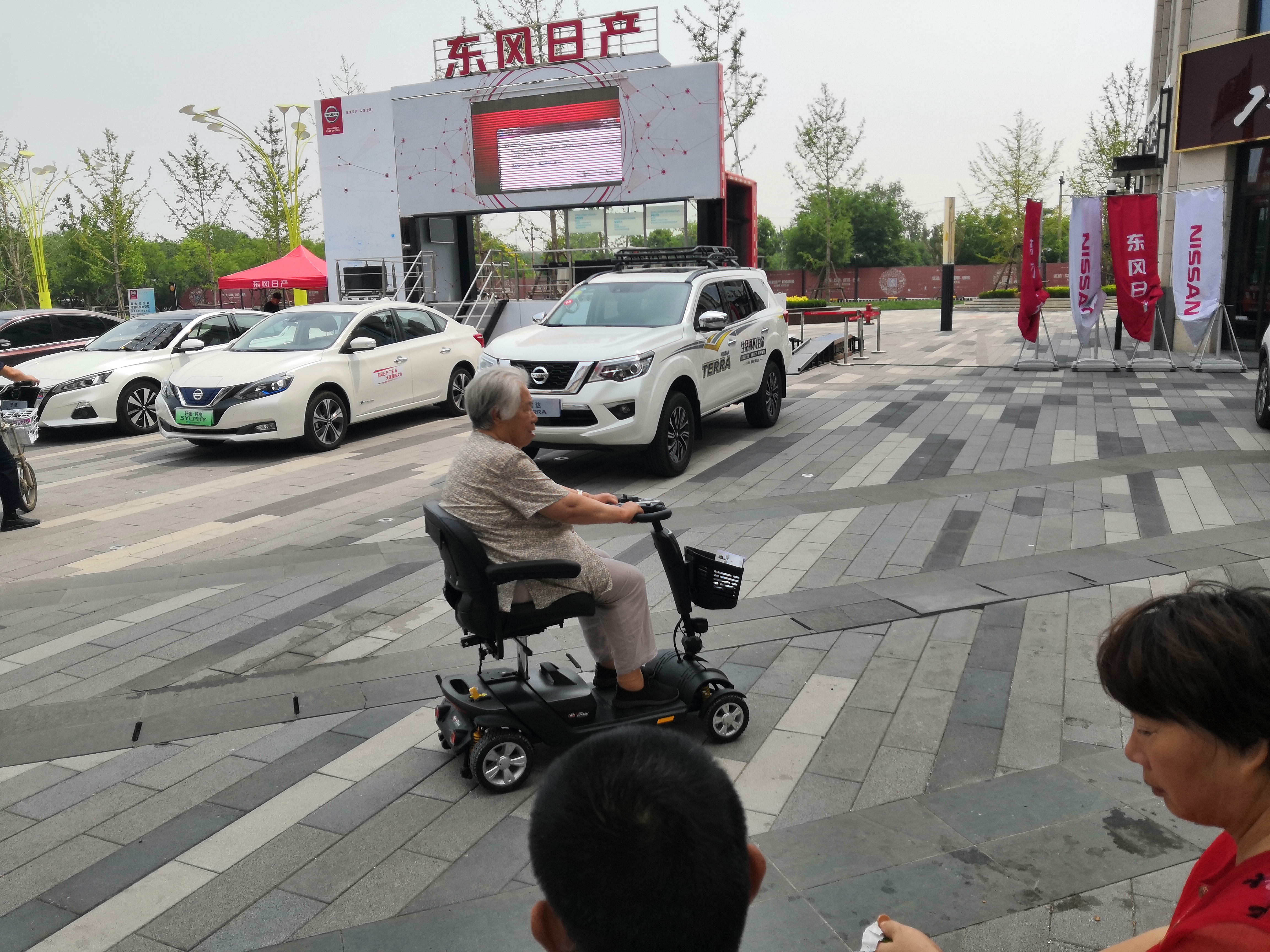 老人初学电动代步车应注意哪些问题?(开天乐代步车)